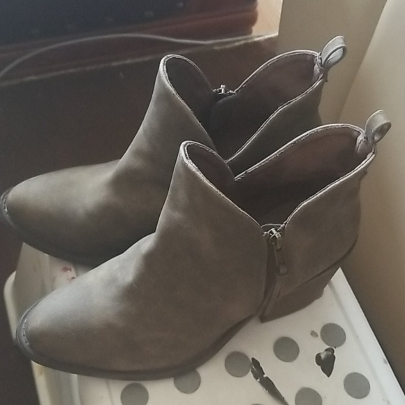 Barely worn heeled boots - Picture 3 of 8